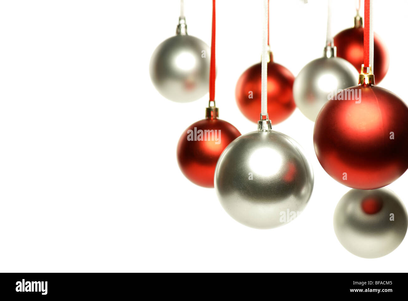 Belle boule de noël rouge et argent isolé sur fond blanc Banque D'Images