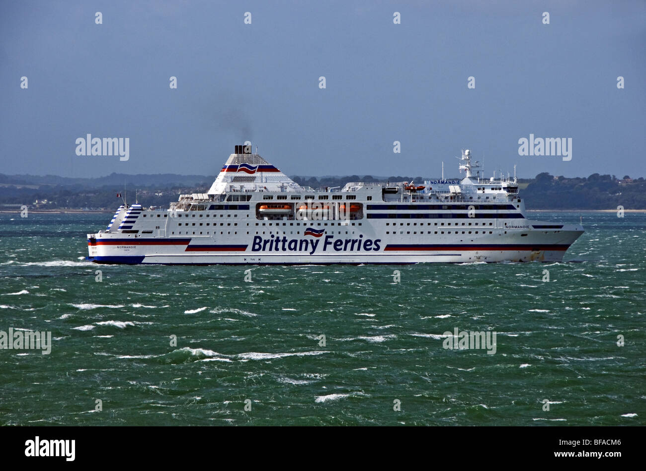 Brittany Ferries Normandie en passant l'île de Wight en route vers Portsmouth de Caen/Ouistreham Banque D'Images