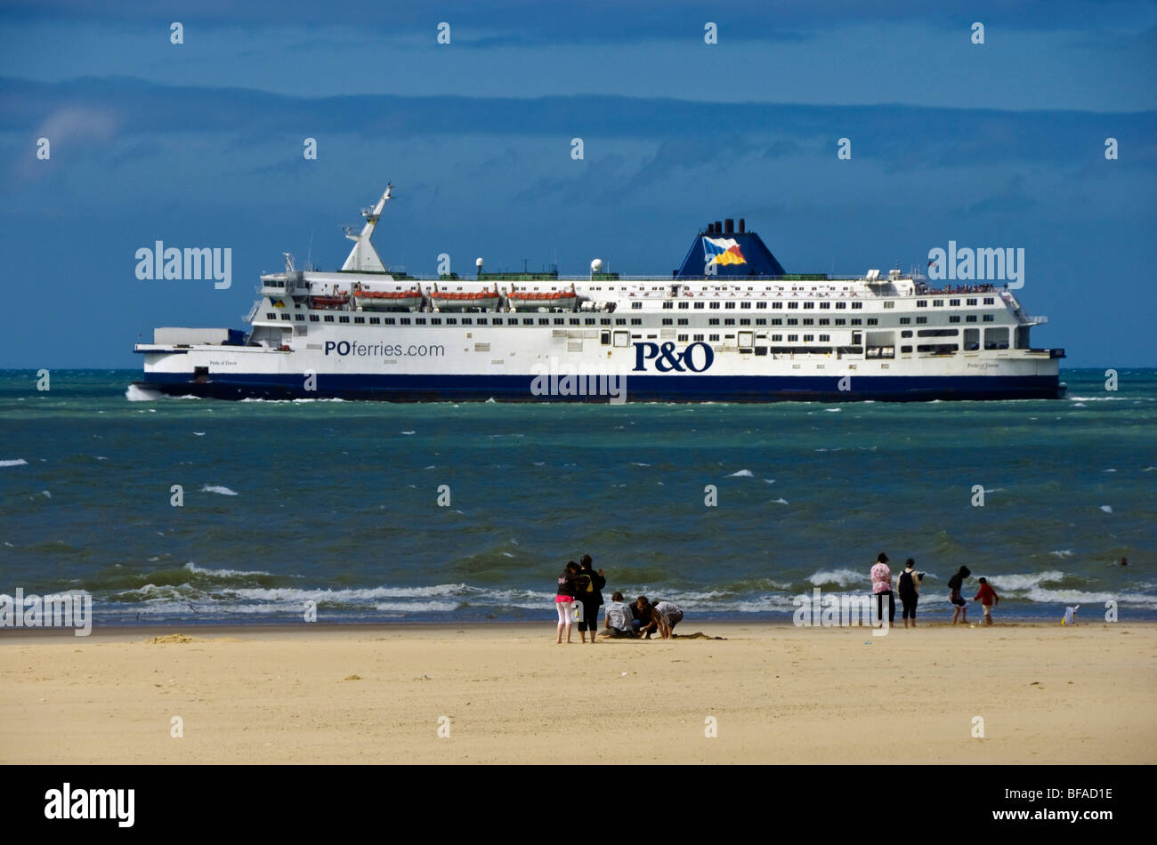 P&O Ferries Pride of Dover passant la plage de Calais, en France, en