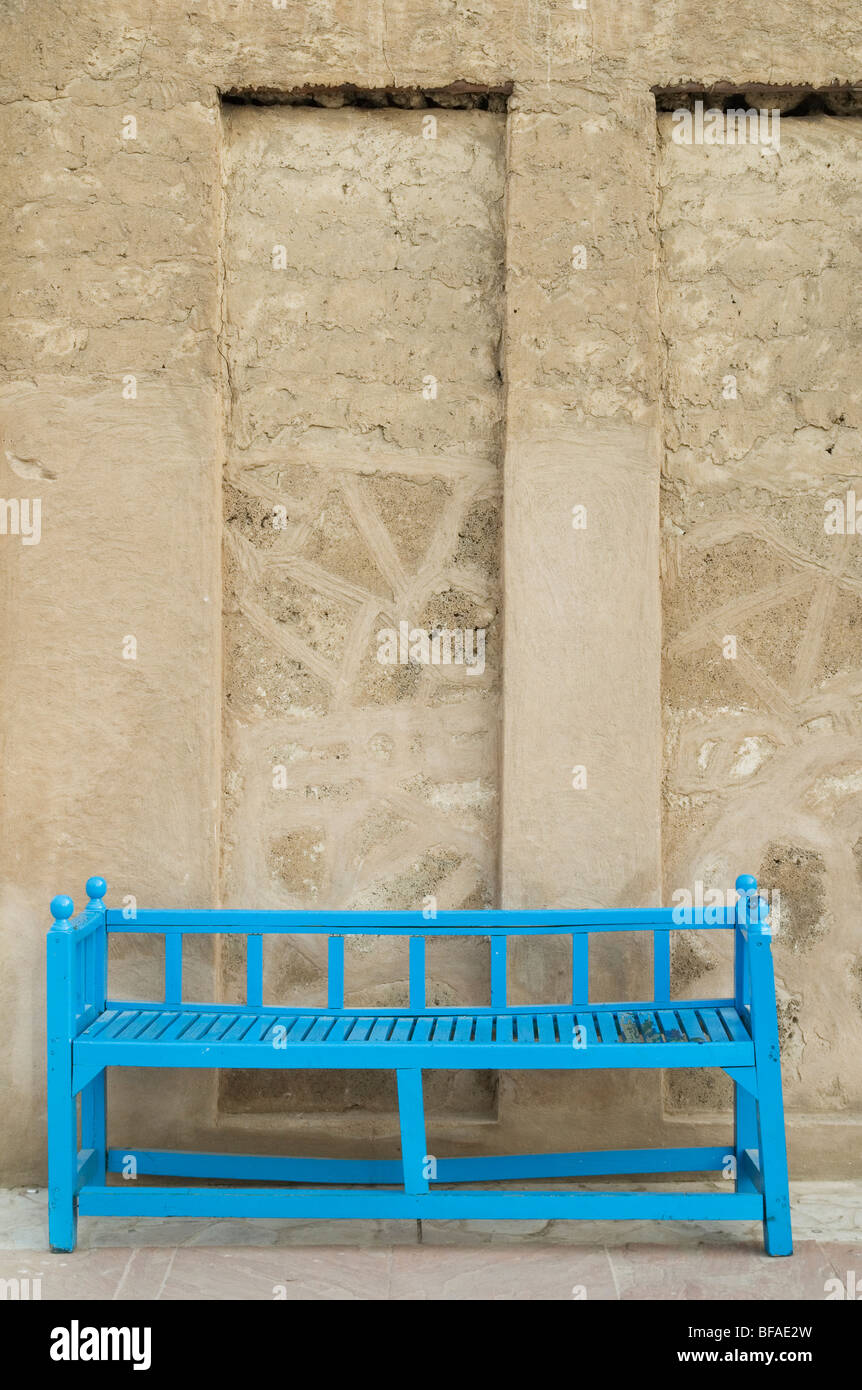 Banc en bois bleu de Bastakiya heritage de Dubaï Banque D'Images