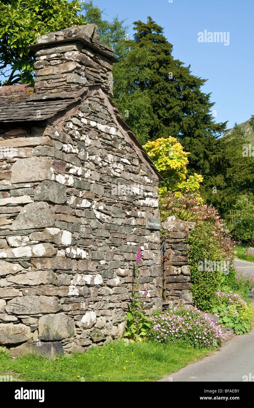 Un ancien bâtiment en pierre, Cumbria, Royaume-Uni. Banque D'Images