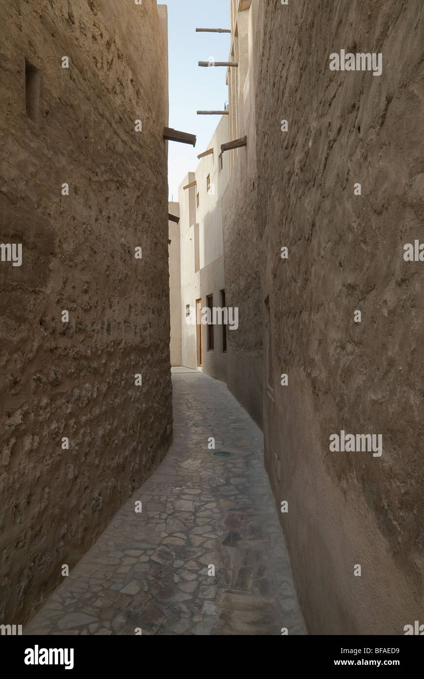 Dans l'étroite ruelle ombragée Bastakiya heritage de Dubaï Banque D'Images