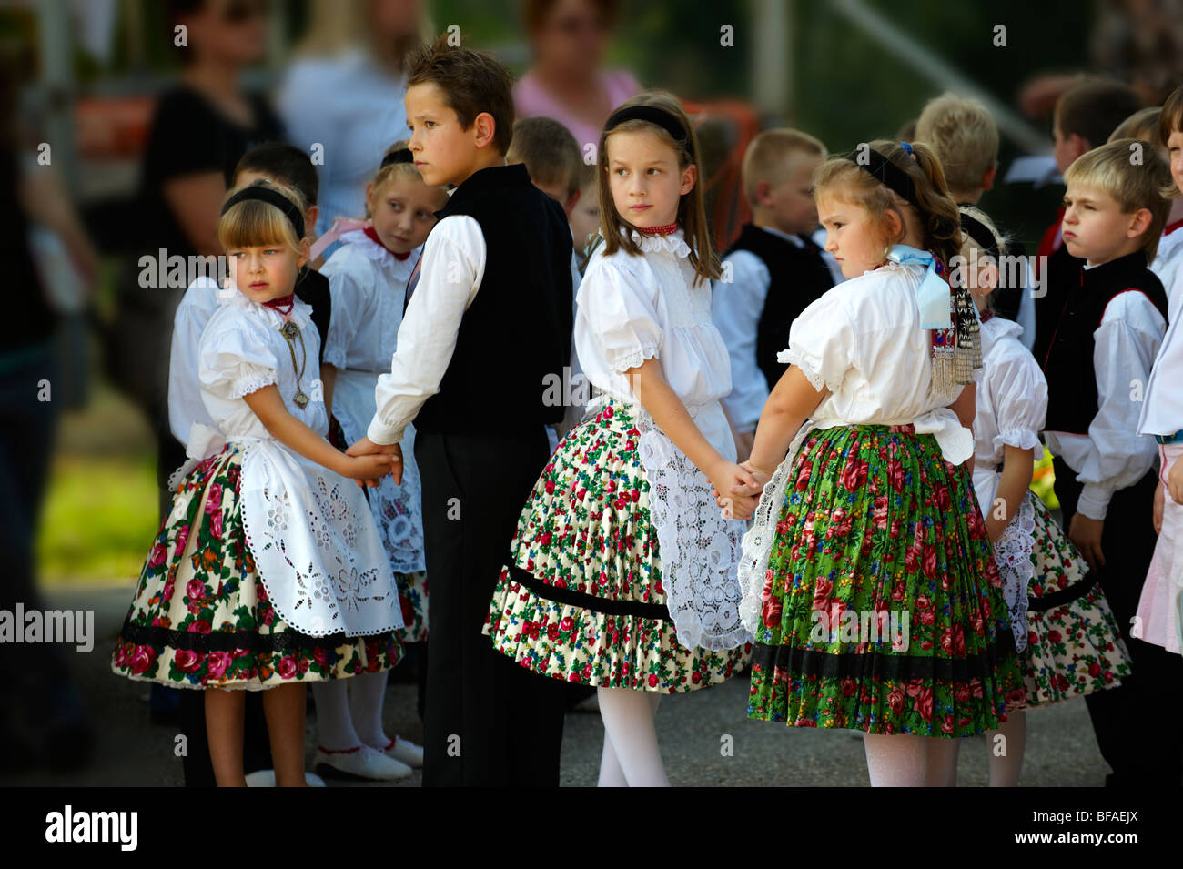 Svab enfants hongrois en costume traditionnel au Hajos Wine Festival, Hongrie Banque D'Images