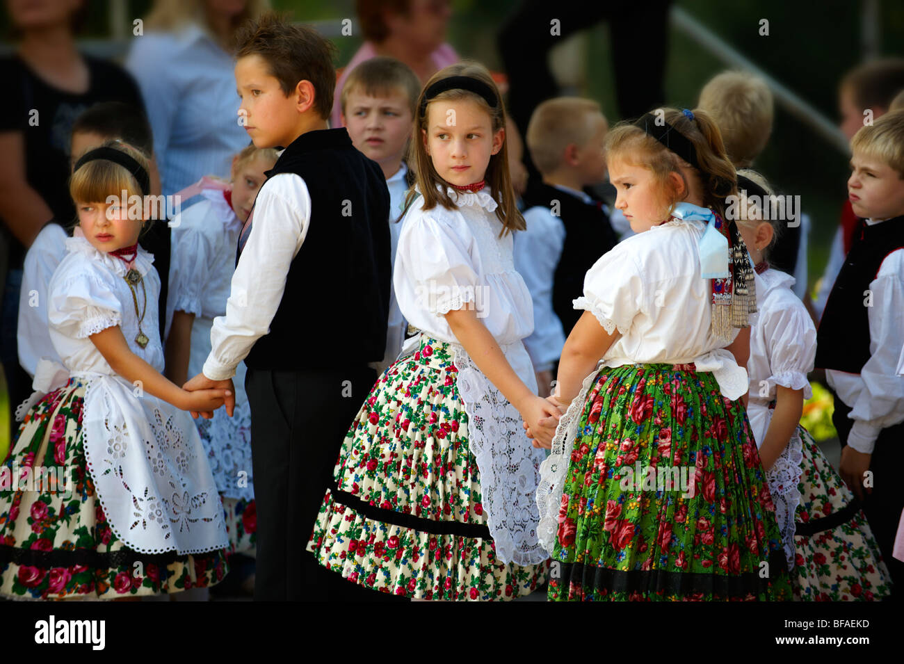 Svab enfants hongrois en costume traditionnel au Hajos Wine Festival, Hongrie Banque D'Images