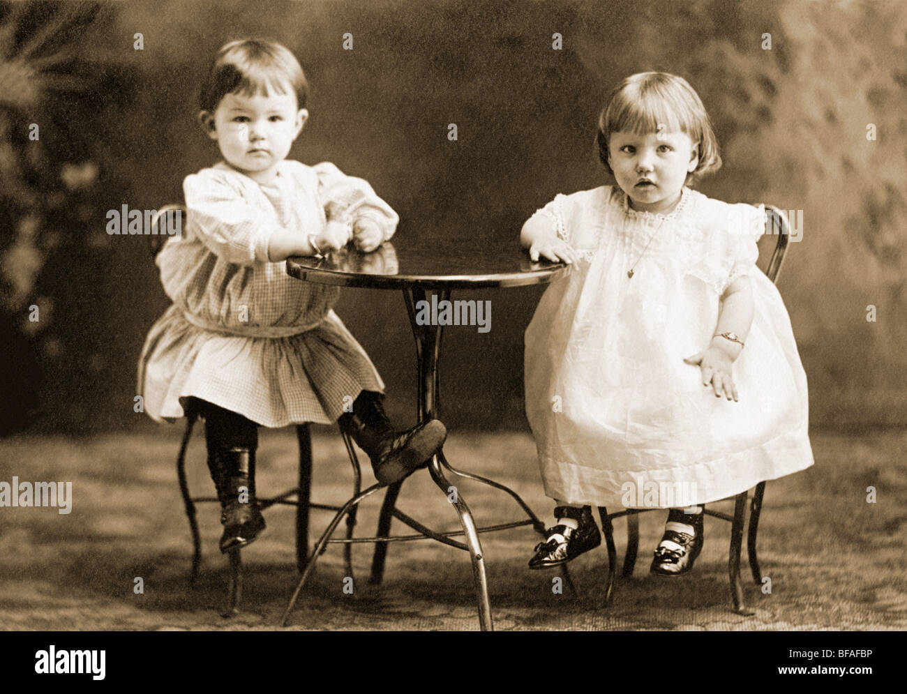 Bébé Couple sitting at Table bistro Banque D'Images