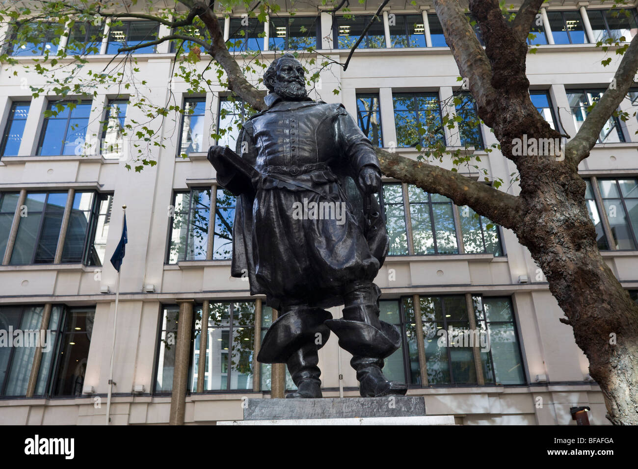 Statue du capitaine John Smith, gouverneur de Virginie à Bow Churchyard, Cheapside Londres GB UK Banque D'Images