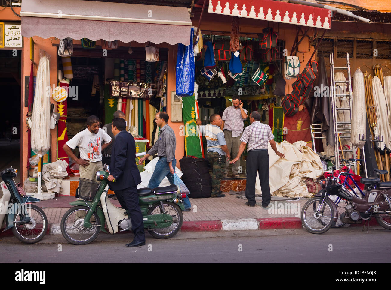 Marrakech, Maroc - les hommes devant les magasins sur Fatima Zohr Street à Médine. Banque D'Images