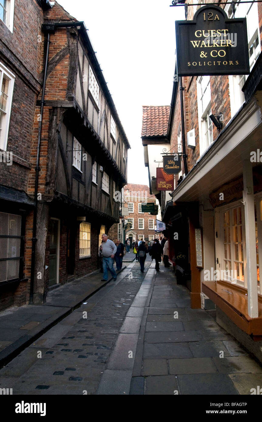 Une allée pavée appelée la pagaille dans la ville historique de York en Angleterre Banque D'Images