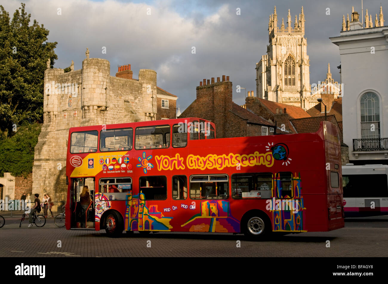 Tour bus rouge avec York Minster dans l'arrière-plan de la ville historique de York en Angleterre Banque D'Images