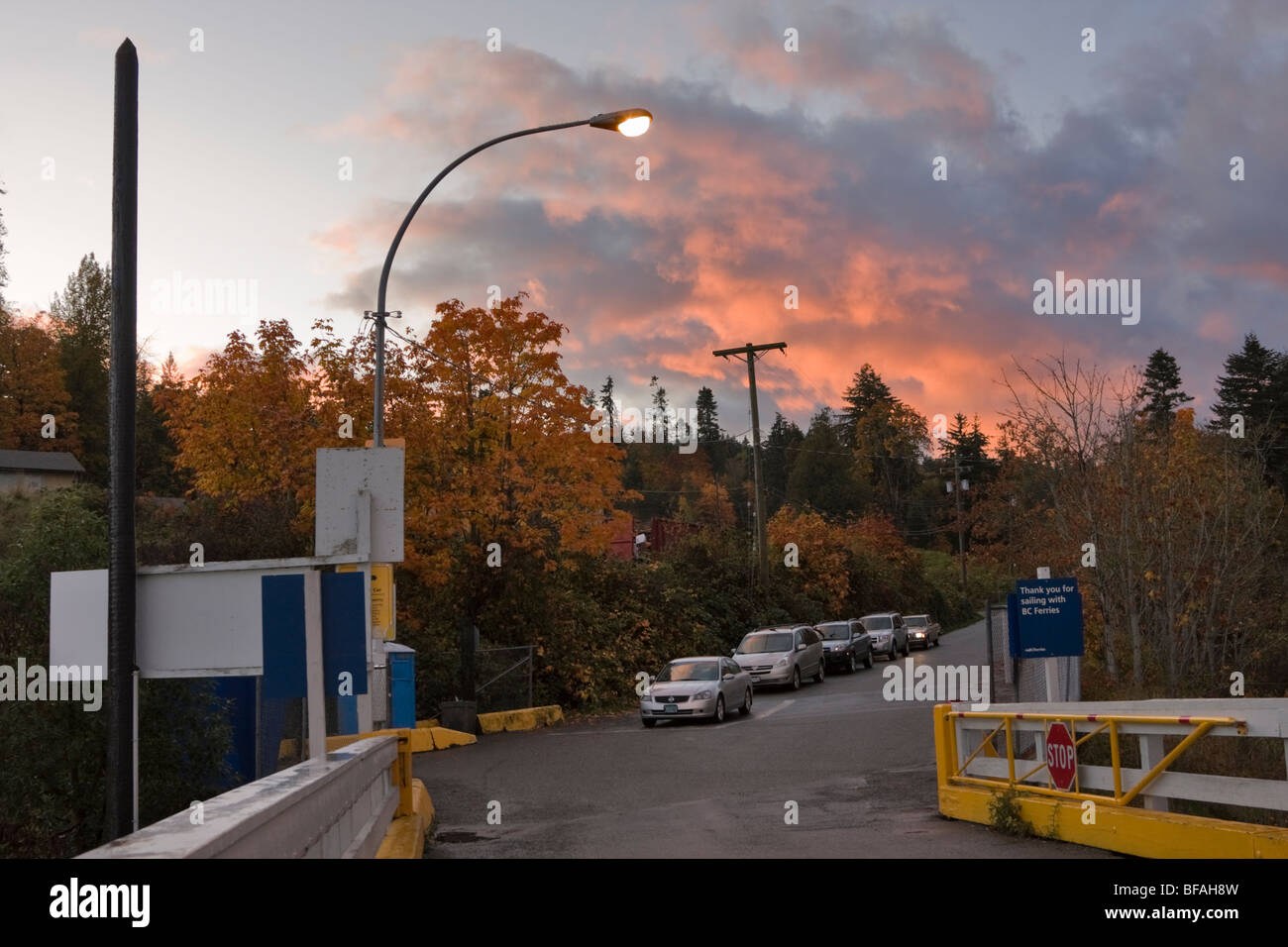 Attendre que les voitures le dernier ferry à Mill Bay, île de Vancouver, Colombie-Britannique Banque D'Images