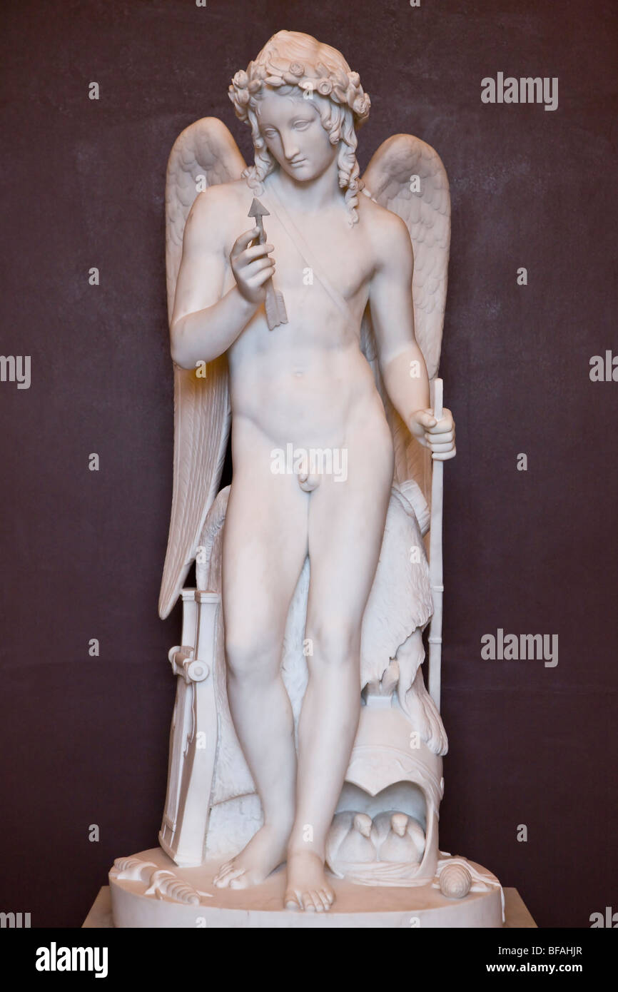 Cupid triomphante, examinant sa flèche au Musée Thorvaldsen à Copenhague Danemark Banque D'Images