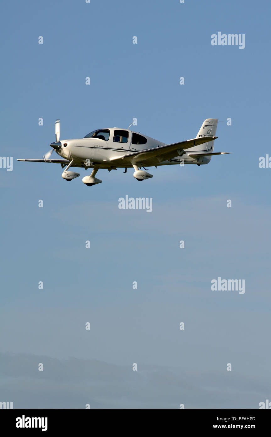 Cirrus SR22 approche avion aérodrome Wellesbourne, Warwickshire, UK Banque D'Images