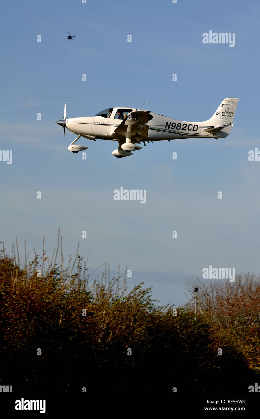 Cirrus SR22 approche avion aérodrome Wellesbourne, Warwickshire, UK Banque D'Images