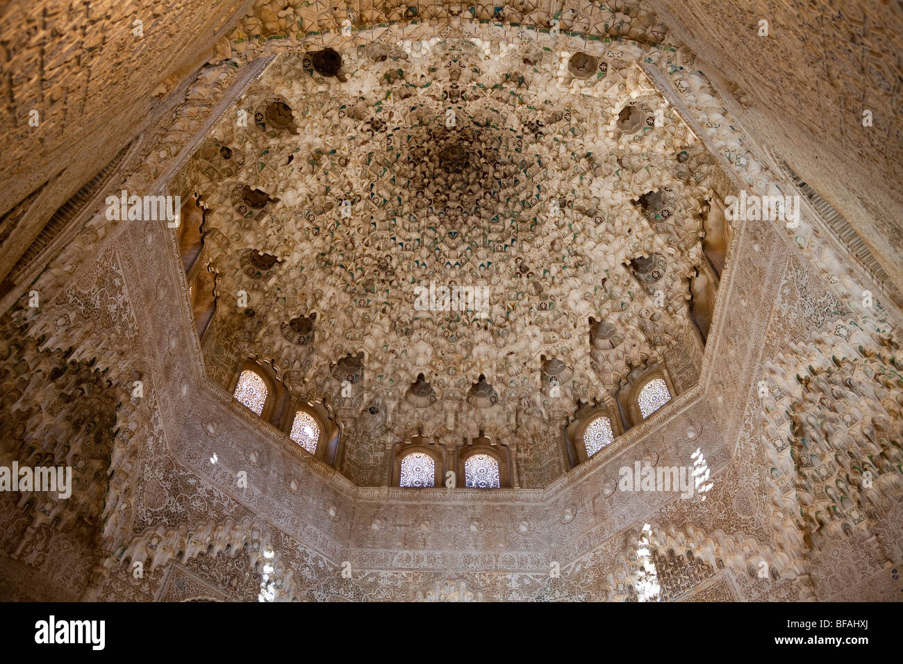 Dôme, Salle des deux Sœurs, Cour des Lions, à l'Alhambra, Grenade, Espagne Banque D'Images