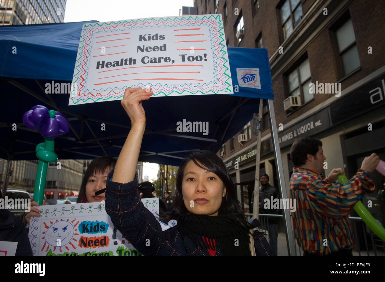 Les parents, les enfants et les citoyens concernés manifestation à New York pour des soins de santé pour enfants Banque D'Images