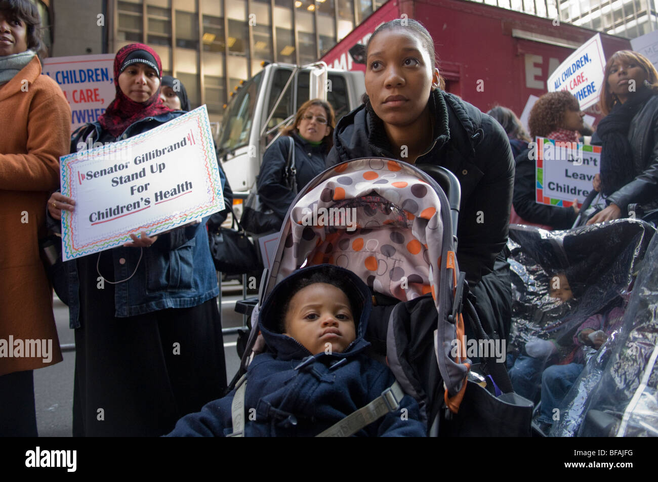 Les parents, les enfants et les citoyens concernés manifestation à New York pour des soins de santé pour enfants Banque D'Images