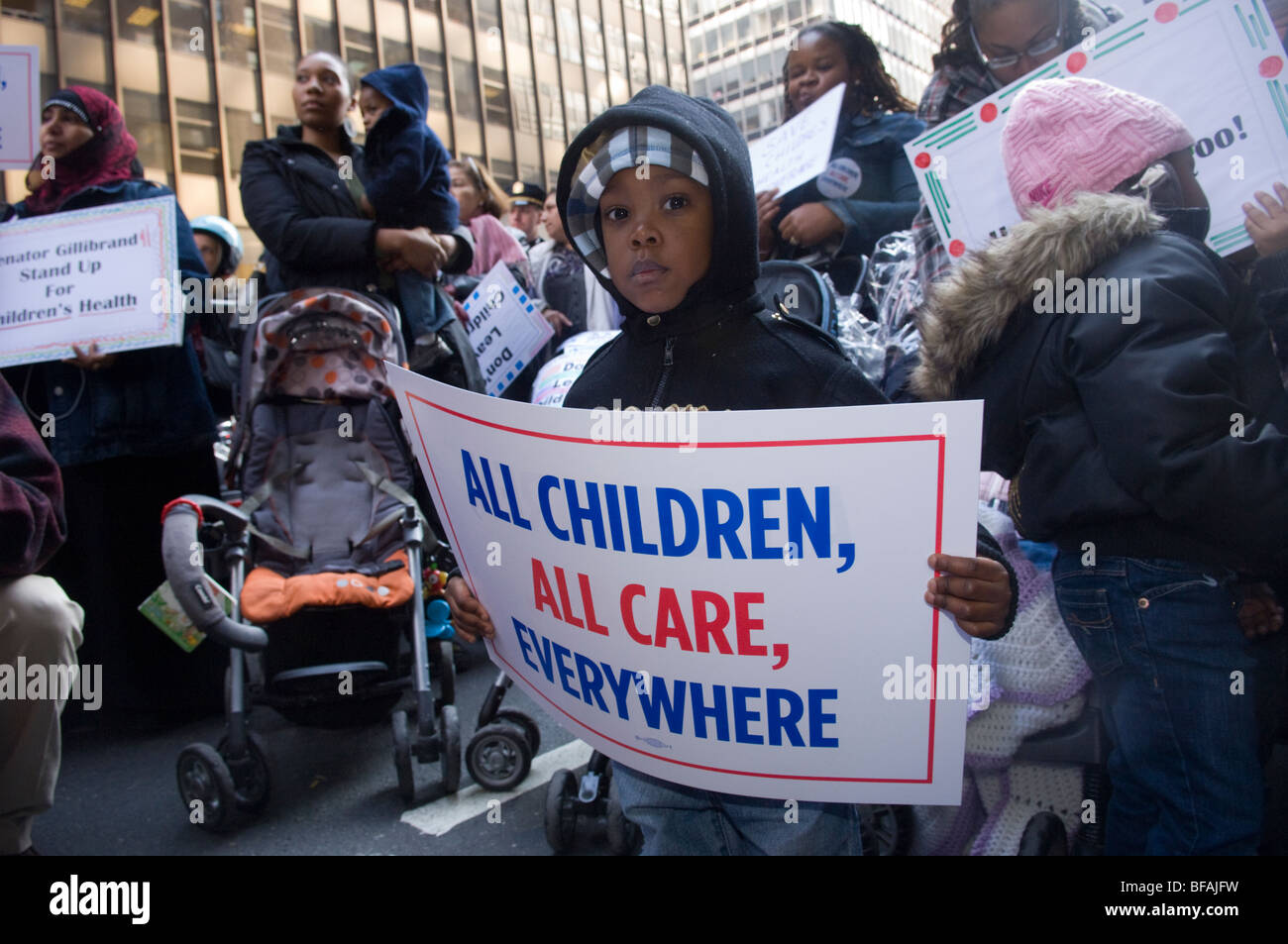 Les parents, les enfants et les citoyens concernés manifestation à New York pour des soins de santé pour enfants Banque D'Images