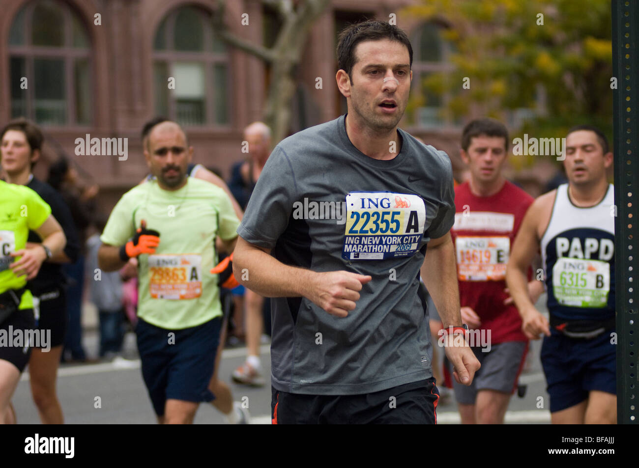 Les coureurs traversent Harlem à la 22 mile marker près de Mount Morris Park dans la 39e assemblée annuelle ING New York City Marathon Banque D'Images