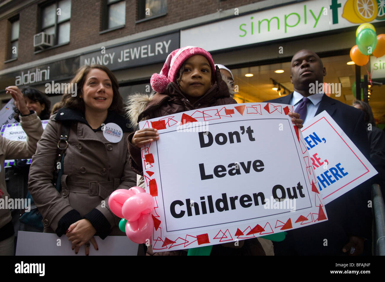 Les parents, les enfants et les citoyens concernés manifestation à New York pour des soins de santé pour enfants Banque D'Images