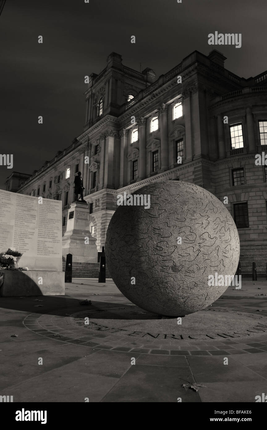 Monument à la mémoire des victimes du terrorisme dans la nuit par le Cabinet War Rooms, Londres Banque D'Images