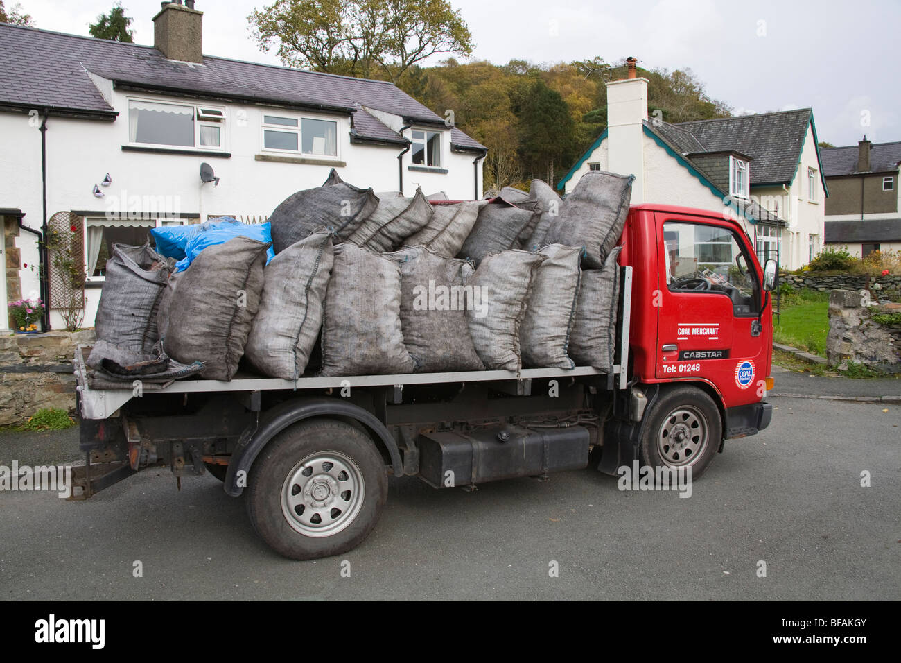 Le Nord du Pays de Galles UK un camion du marchand de charbon chargé avec des sacs de charbon pour fournir pour le chauffage Banque D'Images