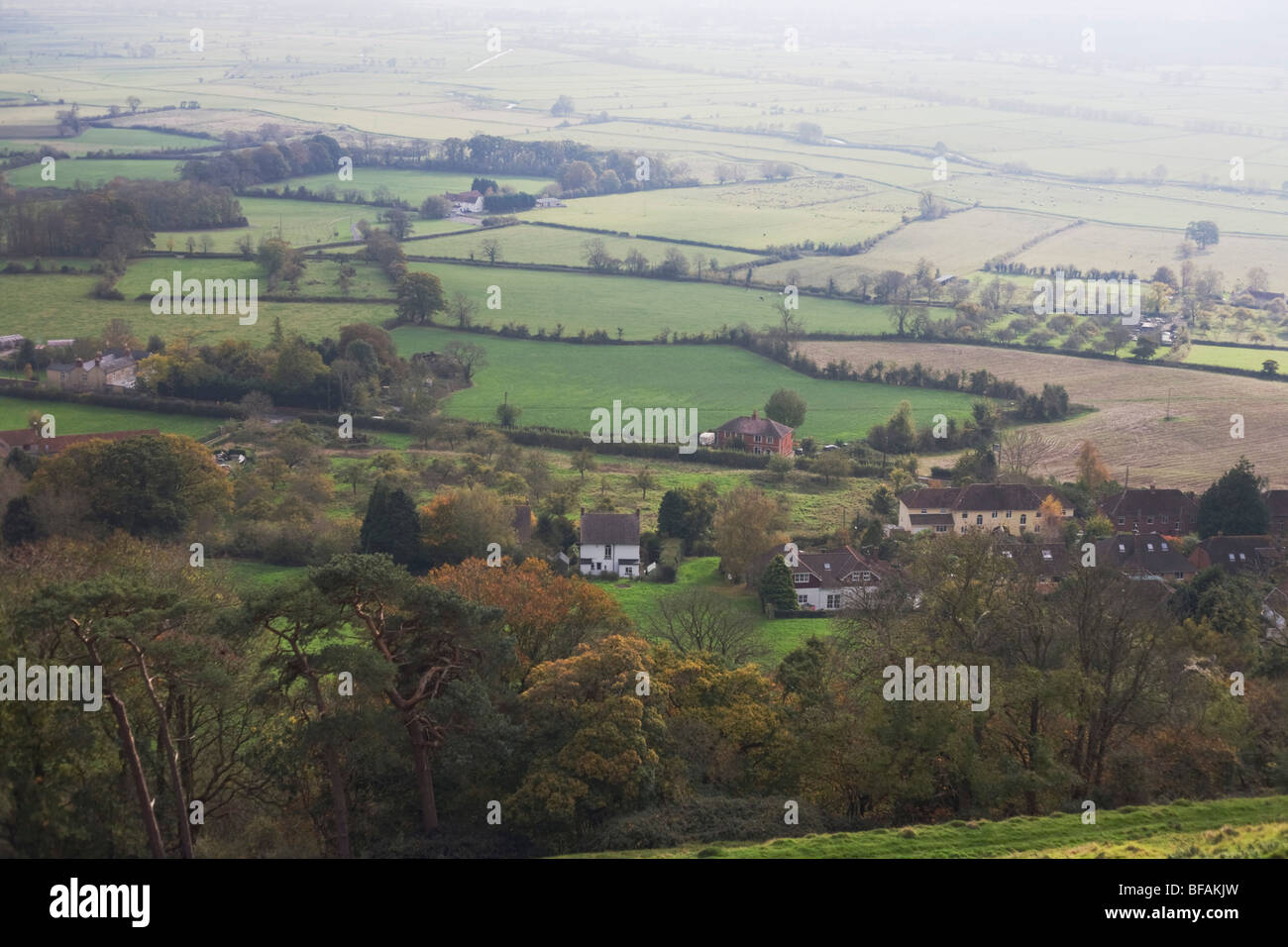 Vu de Glastonbury Tor, une vue aérienne de Somerset avec paysage de fermes, de champs et de haies de l'enceinte. Banque D'Images