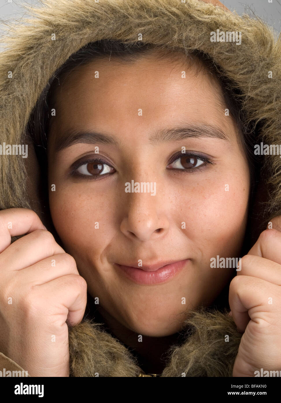 Close up photographie d'une jeune fille portant la hotte de l'hiver Banque D'Images