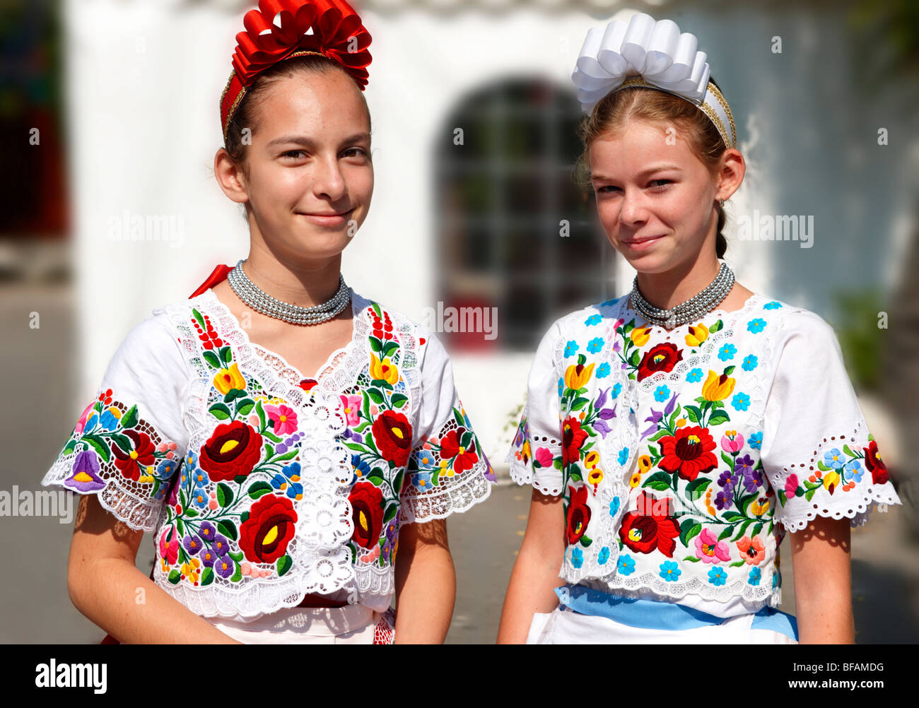 Les jeunes femmes en robe traditionnelle à l'paprka Kalocsa festival, Kalocsa, Hongrie Banque D'Images
