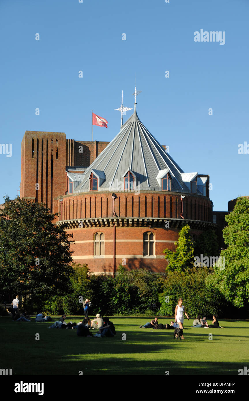 Swan Theatre et touristes à Holloway Garden ou Gardens, Waterside, Stratford-upon-Avon et public Park Warwickshire Angleterre Banque D'Images