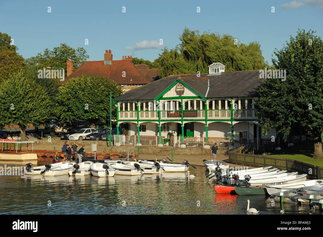 The Historic Boathouse ou Boat House, Leisure Boats and River Avon ou Avon River Stratford-upon-Avon Warwickshire Angleterre Banque D'Images