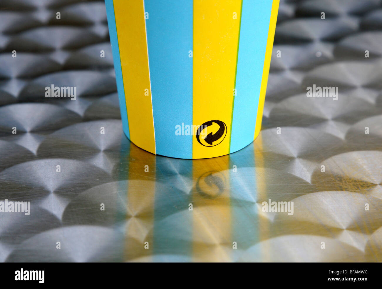Symbole de recyclage sur papier, Londres Banque D'Images