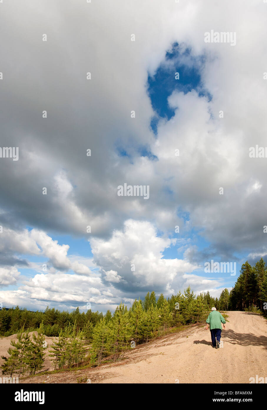 Femme âgée en randonnée sur une plage de ridge , Finlande Banque D'Images