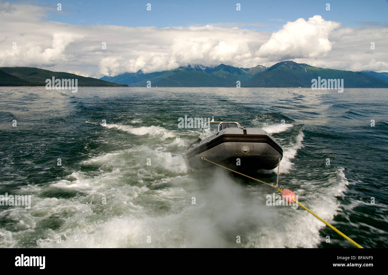 Zodiac (yole) remorqué par un bateau dans le canal Gastineau, le passage de l'Intérieur, de l'Alaska Banque D'Images