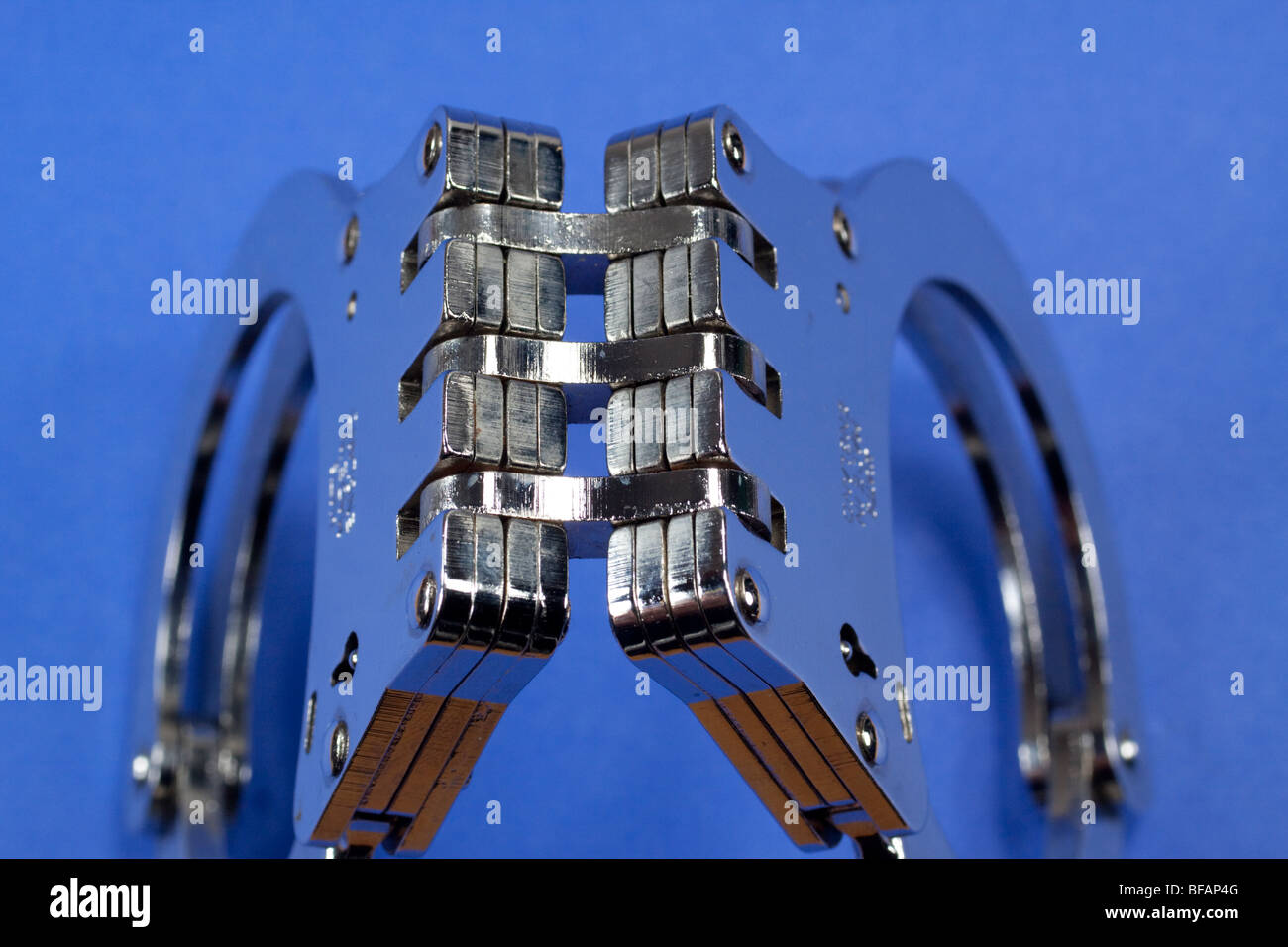 Close up de menottes à charnières. Plus sécurisé et sûr que les menottes. Banque D'Images