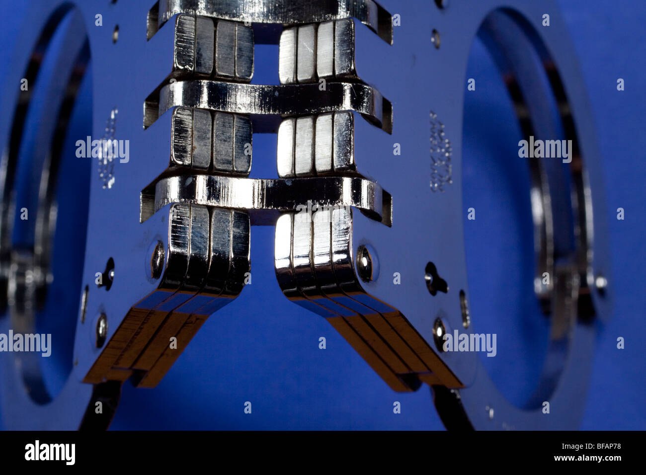 Close up de menottes à charnières. Plus sécurisé et sûr que les menottes. Banque D'Images