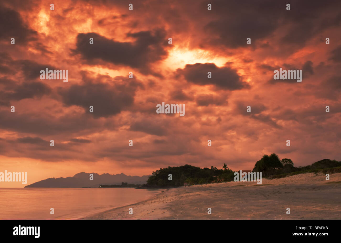 Un spectaculaire coucher de soleil sur la plage de Pantai Tengah à Langkawi, Malaisie. Banque D'Images