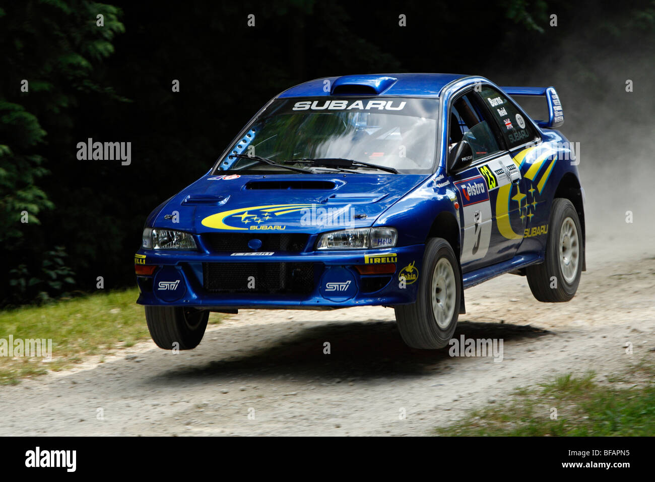 Richard Burns Rally 1999 conduit sur le saut sur la scène rallye à Goodwood Festival Of Speed par Massimo Cappellini. Banque D'Images