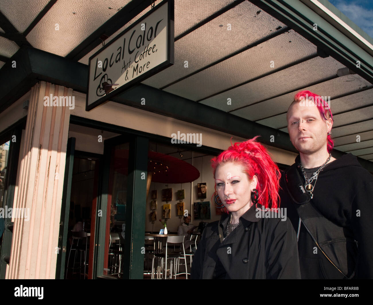 L'homme et de la femme avec les cheveux teints et des piercings en face de couleur locale Coffeehouse, Pike Place Market, à Seattle, Washington Banque D'Images