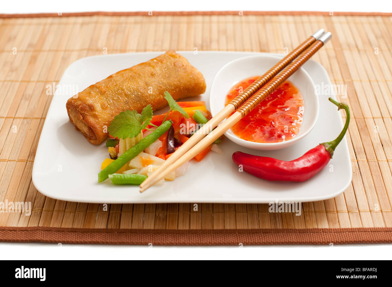 Un rouleau de printemps asiatique et des légumes frais Banque D'Images