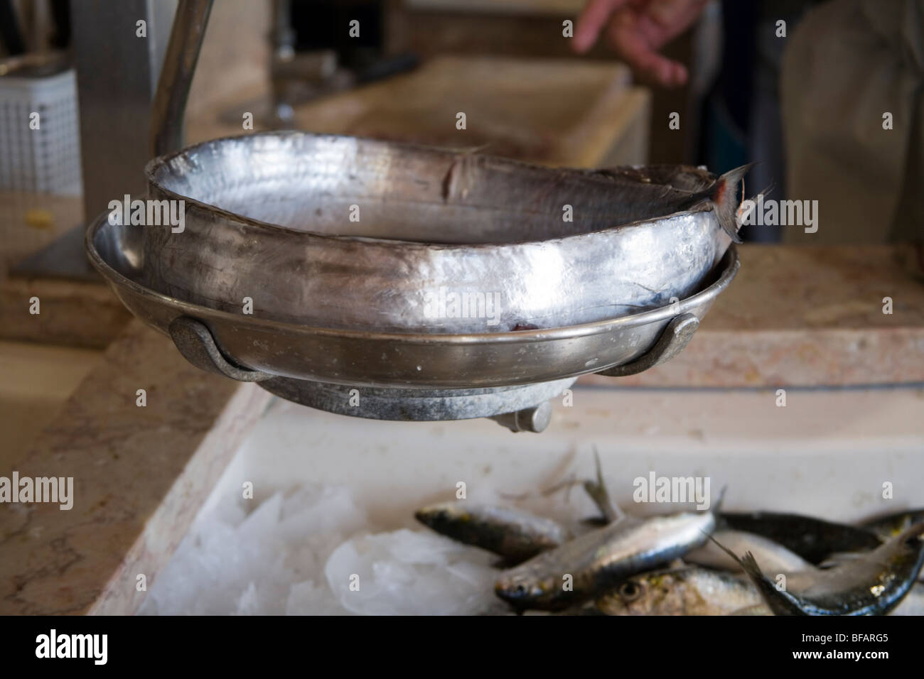 Du poisson frais dans le marché aux poissons à l'intérieur Banque D'Images