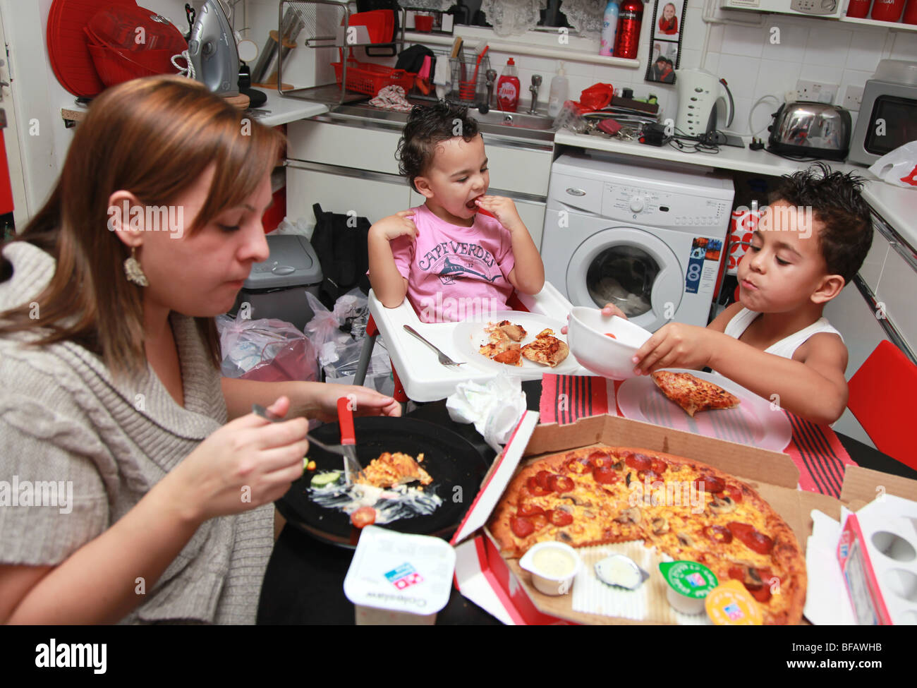Family eating junk food Banque D'Images