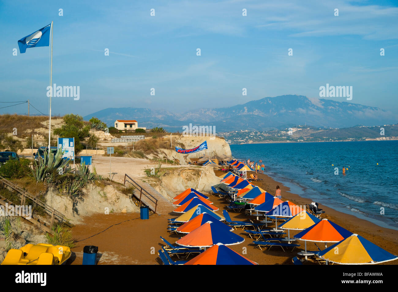 Xi beach près de Lixouri sur la péninsule de Pali Kefalonia - parasols de plage pavillon bleu et sables rouges Banque D'Images