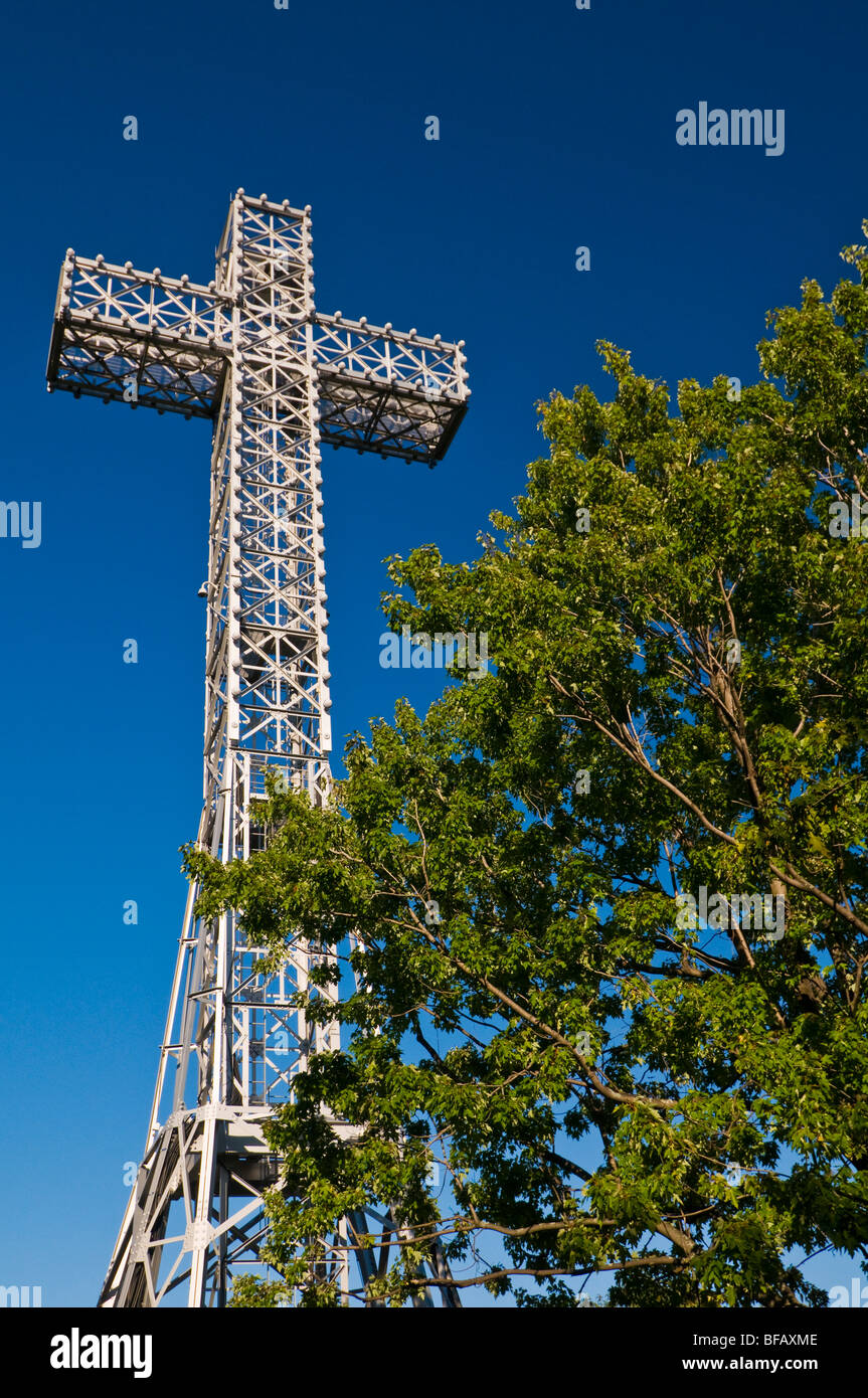 Le célèbre Mont Royal croix au sommet du parc du Mont-Royal à Montréal Banque D'Images