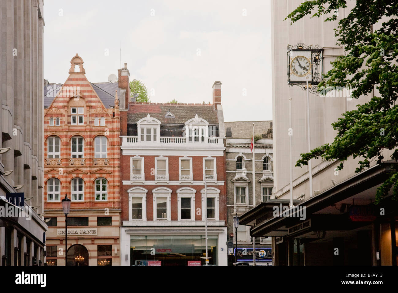 Dans Kensington High Street, London, UK Banque D'Images