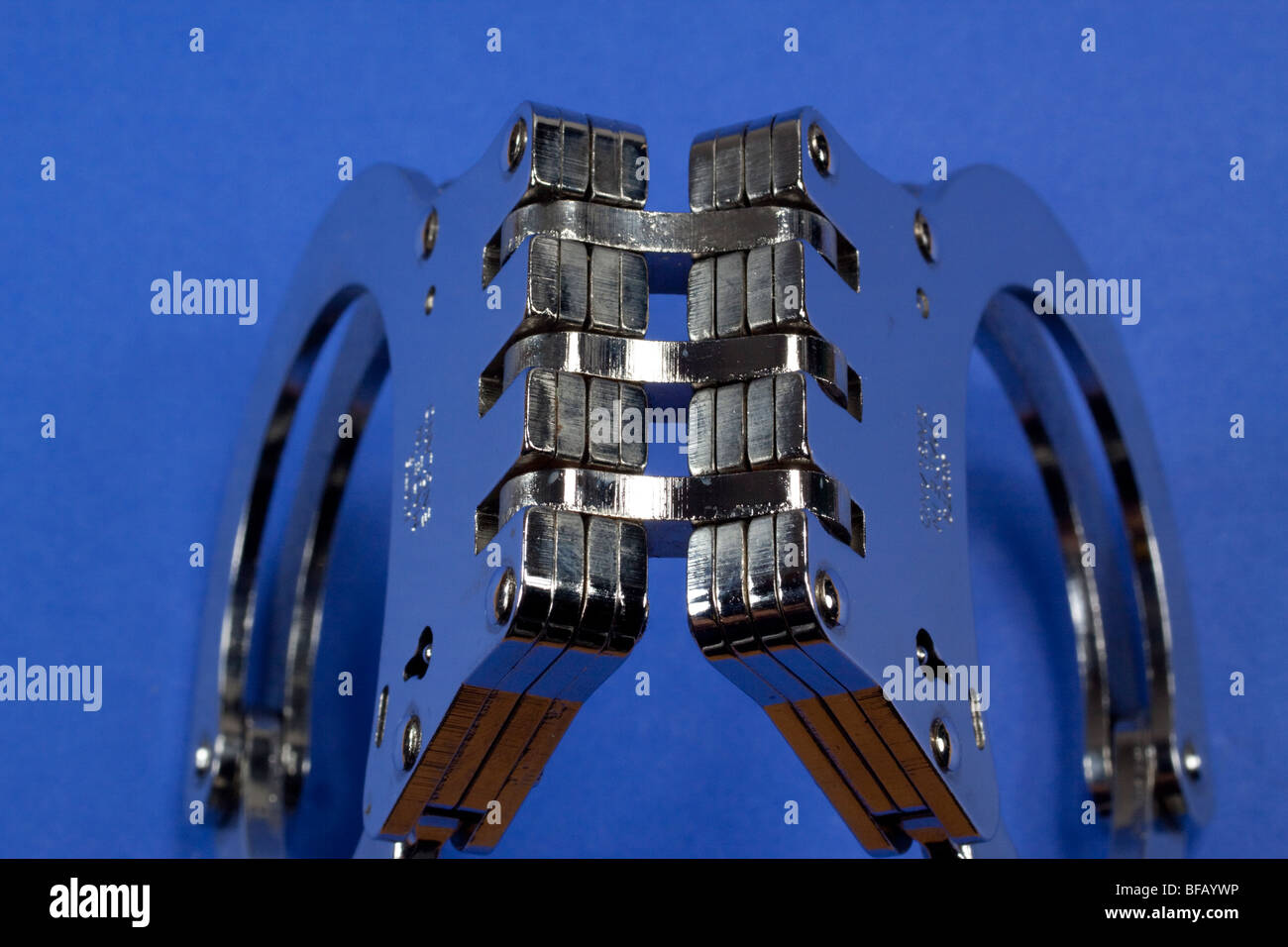 Close up de menottes à charnières. Plus sécurisé et sûr que les menottes. Banque D'Images