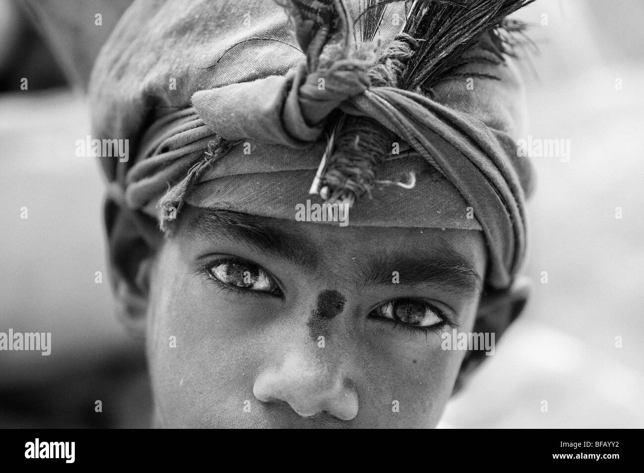 Petit garçon mendiant indien religieux, noir et blanc. L'Andhra Pradesh, Inde. Focus sélectif. Banque D'Images