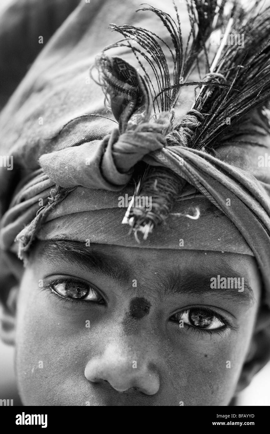 Petit garçon mendiant indien religieux, noir et blanc. L'Andhra Pradesh, Inde. Focus sélectif. Banque D'Images