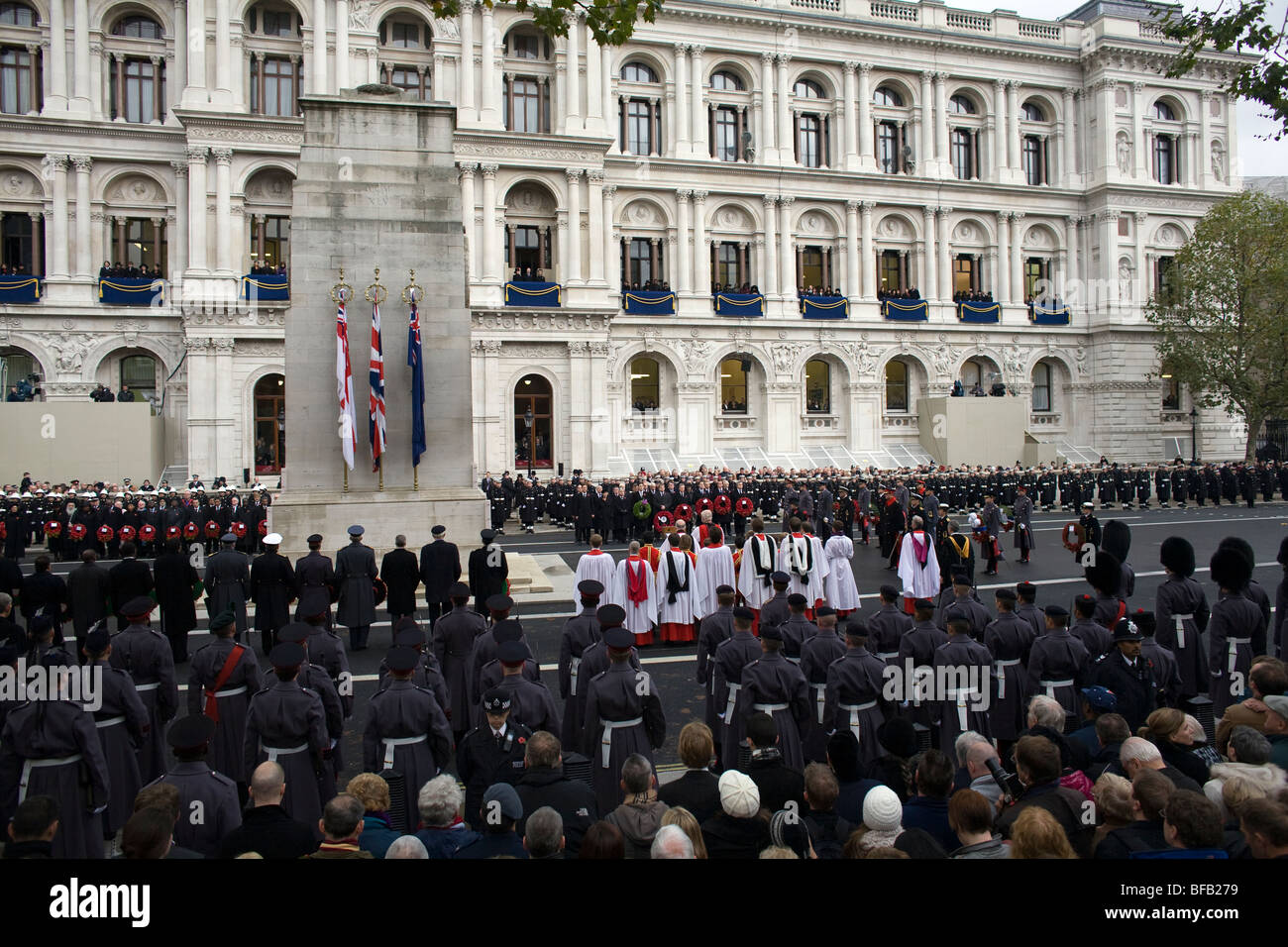 Sa Majesté la Reine conduit les membres de la famille royale dans une cérémonie de dépôt de gerbes et deux minutes de silence au Cénotaphe à Londres Banque D'Images