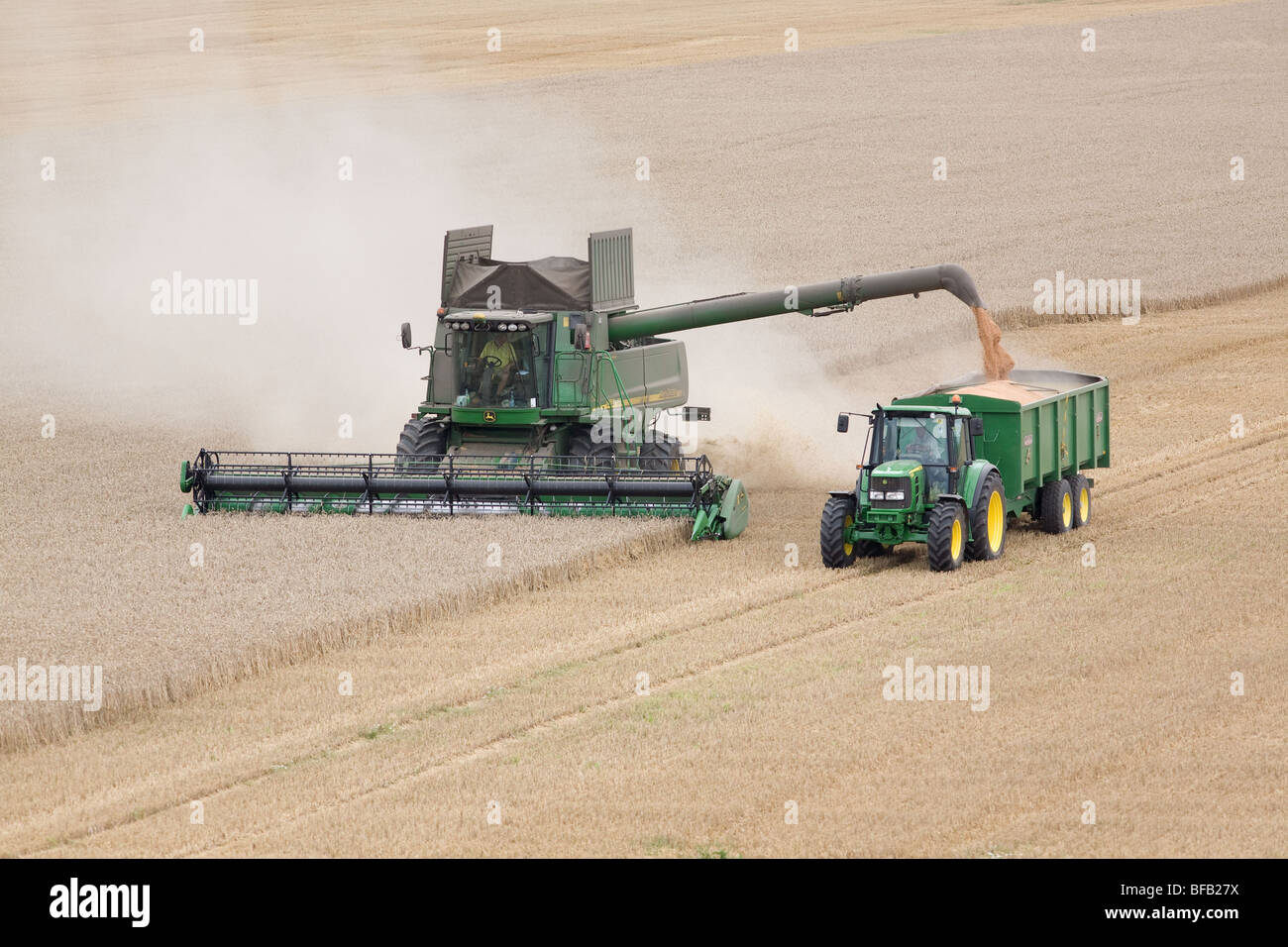 Moissonneuse-batteuse John Deere la récolte du blé dans le Lincolnshire Fens Banque D'Images