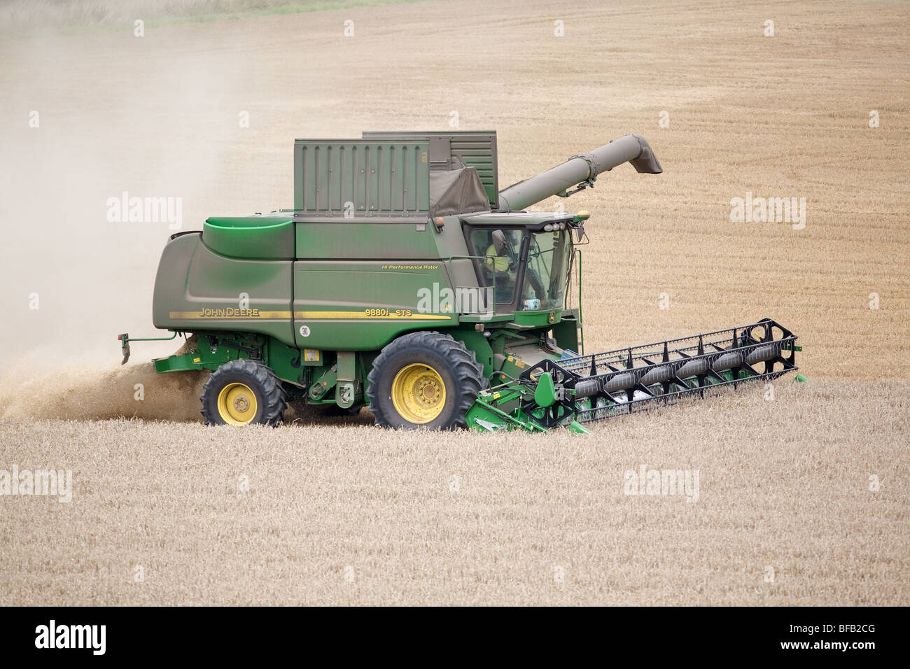 Moissonneuse-batteuse John Deere la récolte du blé dans le Lincolnshire Fens Banque D'Images